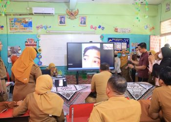 Hari Pertama PJJ, Tri Adhianto Tinjau Pembelajaran Daring di Sekolah Bekasi