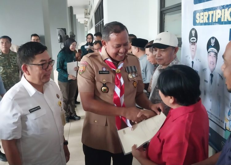 Kantah Kota Bekasi Serahkan 600 Sertipikat PTSL dan 43 Sertipikat Aset Pemkot